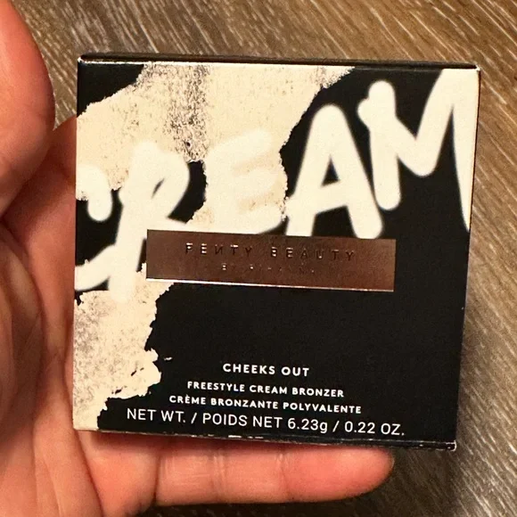 2 /$10NEW SEALED Fenty Beauty Cheeks Out Freestyle Cream Bronzer-HUNNIE GLAZE 04 - Picture 1 of 4